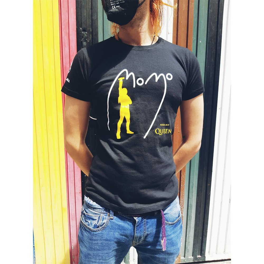 Camiseta con logo de MOMO amarillo puesta por delante