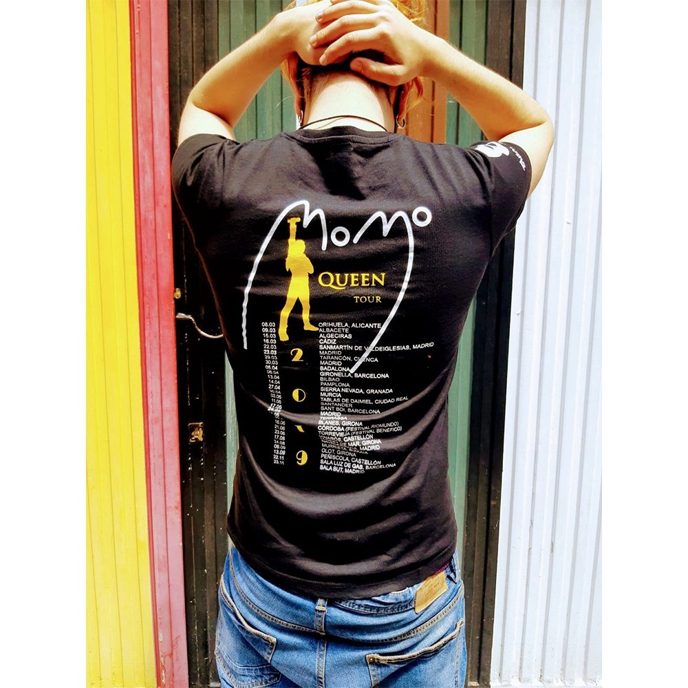 Camiseta con logo de MOMO amarillo puesta por detrás