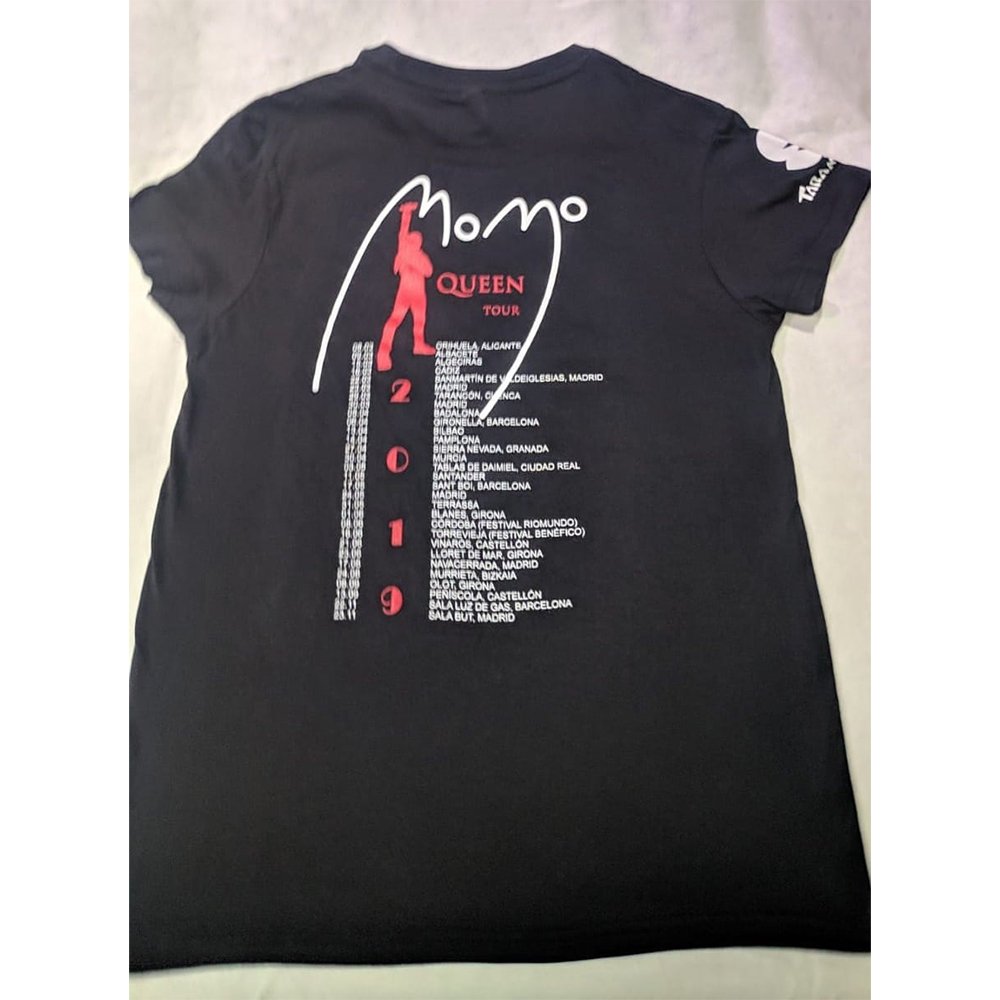 Camiseta con logo de MOMO rojo por detrás