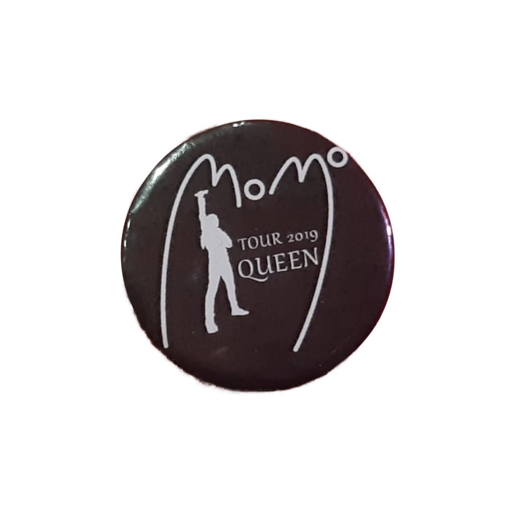 Pin negro con logo de Momo Tour 2019 QUEEN
