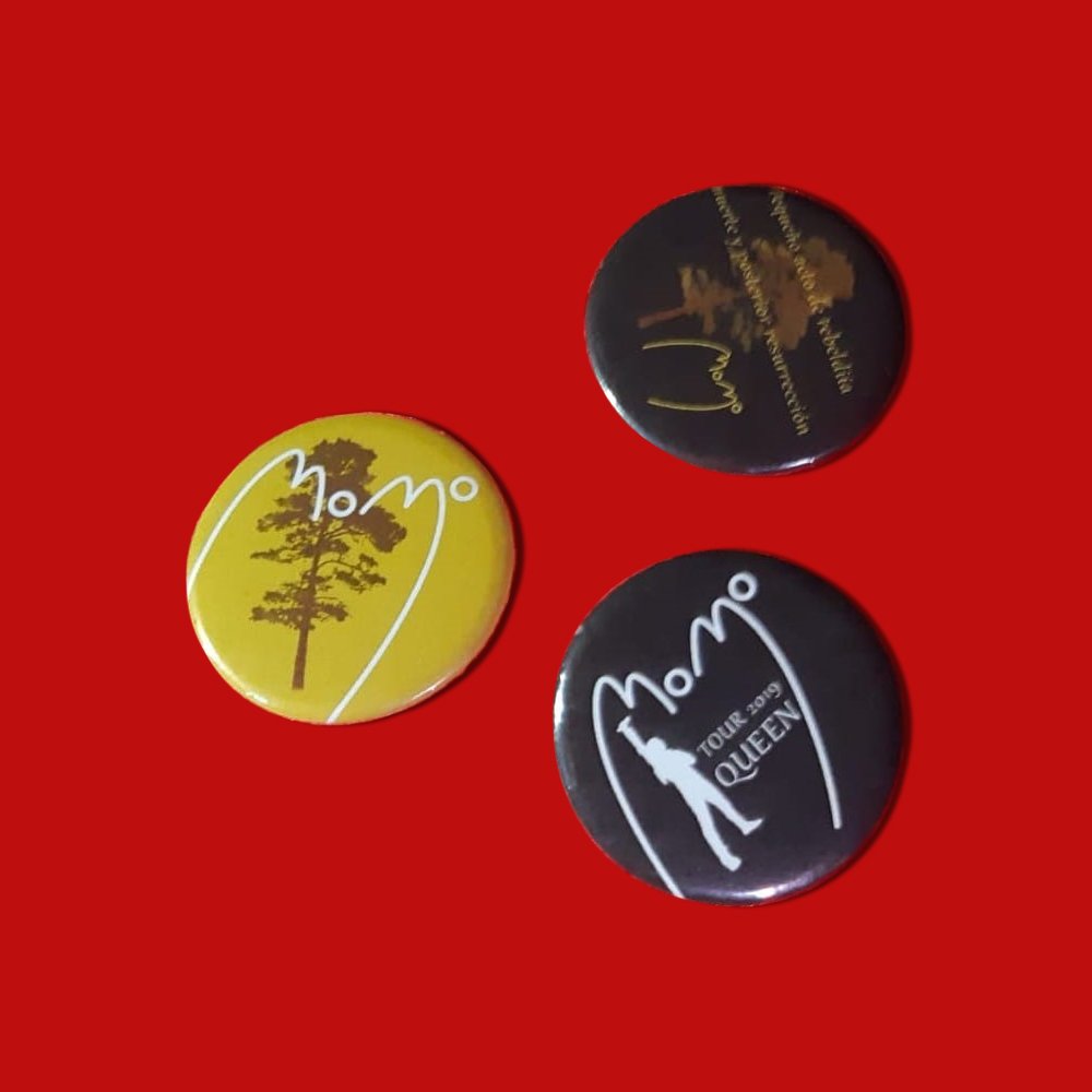 Pins de merchandising de Momo